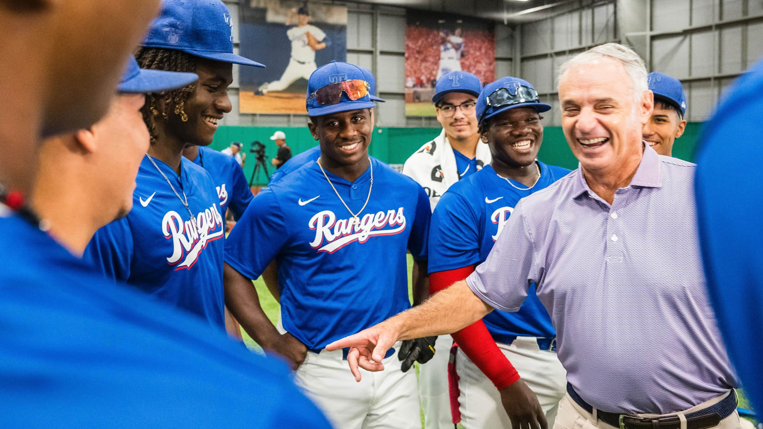 Commissioner Rob Manfred meets with youth players in Texas