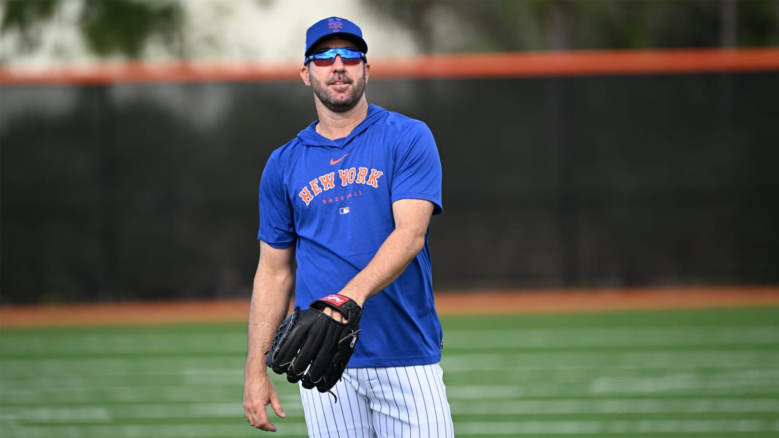 Justin Verlander plays catch with a teammate