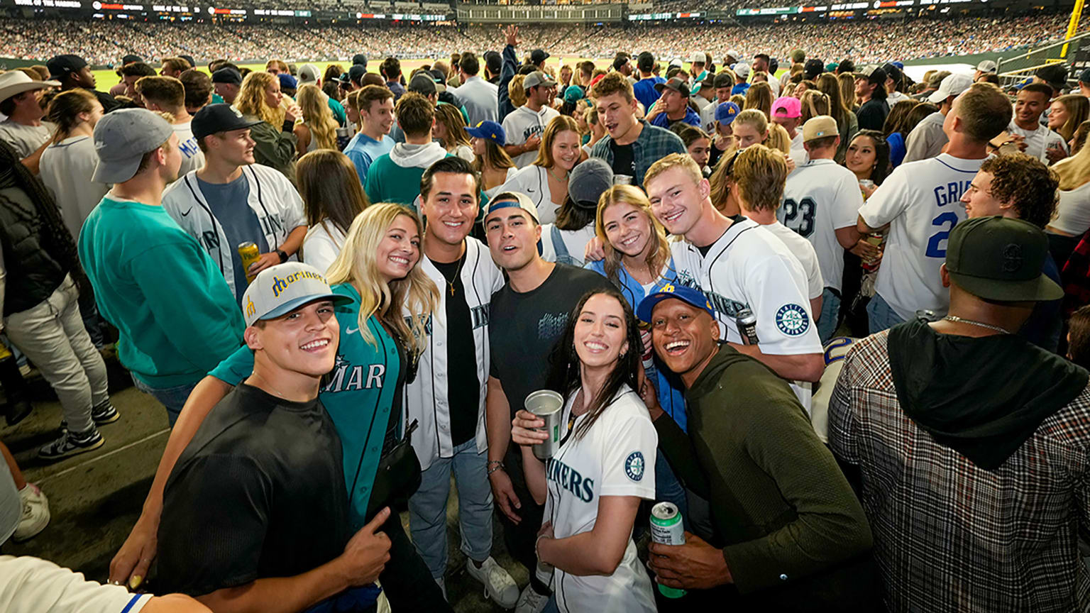 Mariners Pub Crawl Seattle Mariners