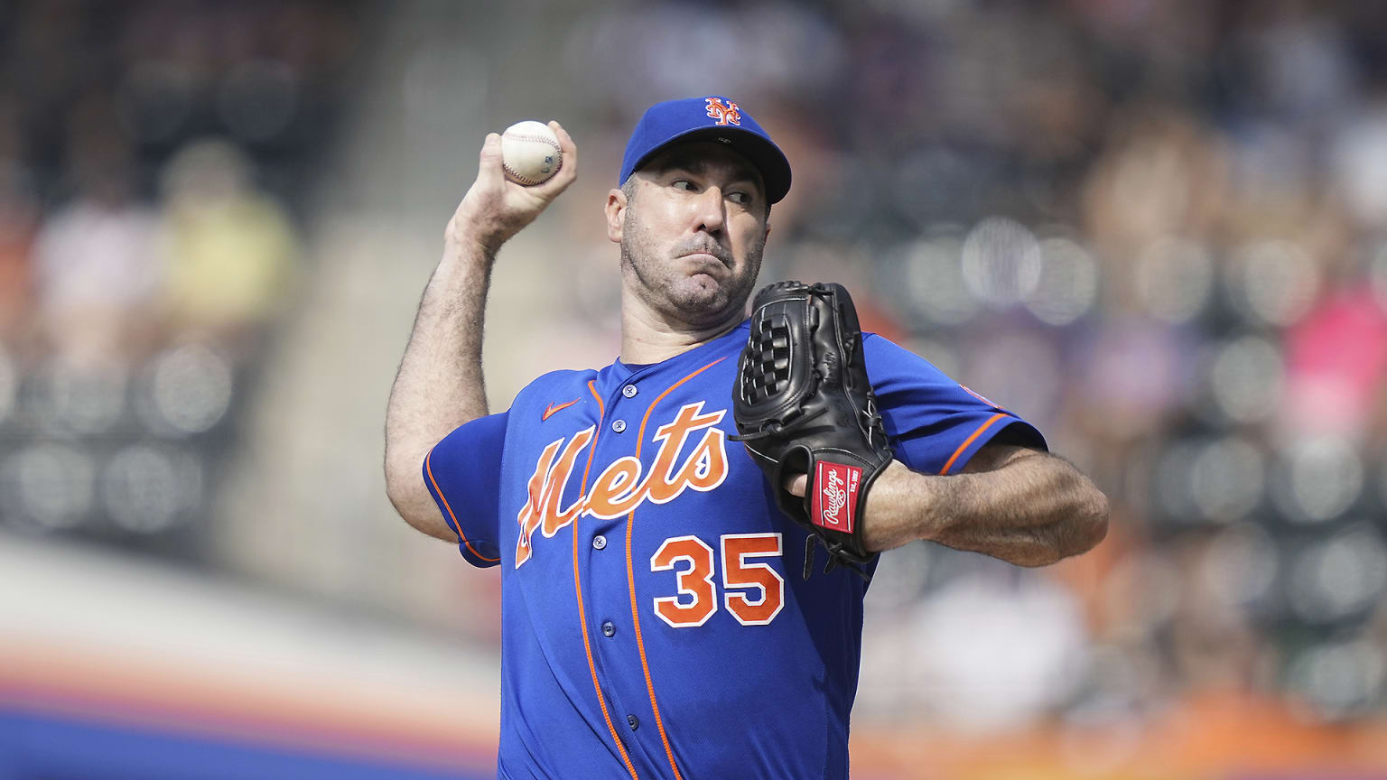 Justin Verlander delivers a pitch