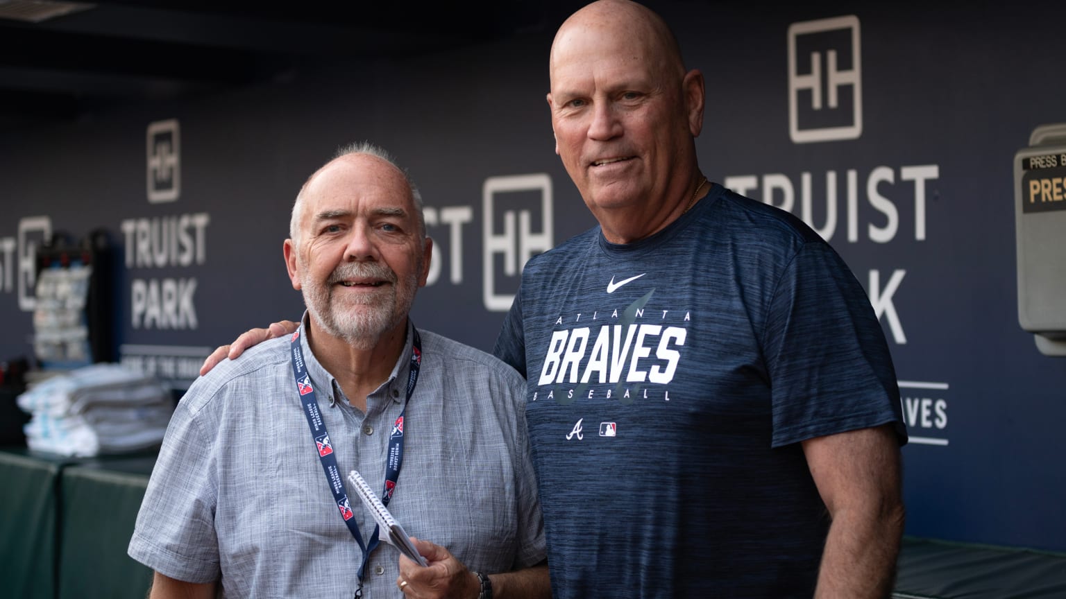 Baseball journalist Ray Glier poses with Braves manager Brian Snitker