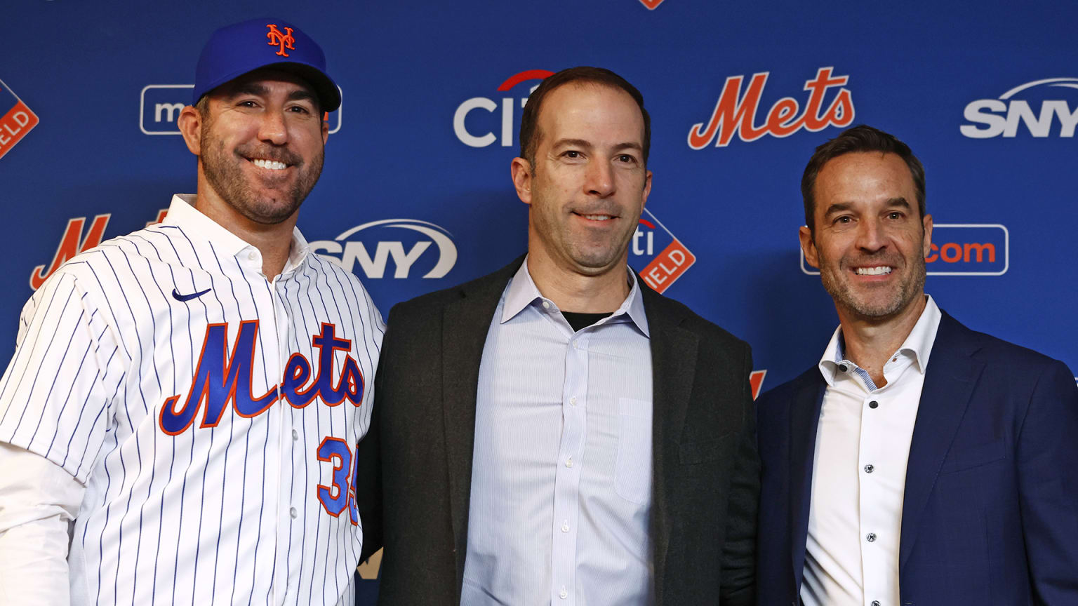 Justin Verlander poses for a picture at his introductory press conference with the Mets