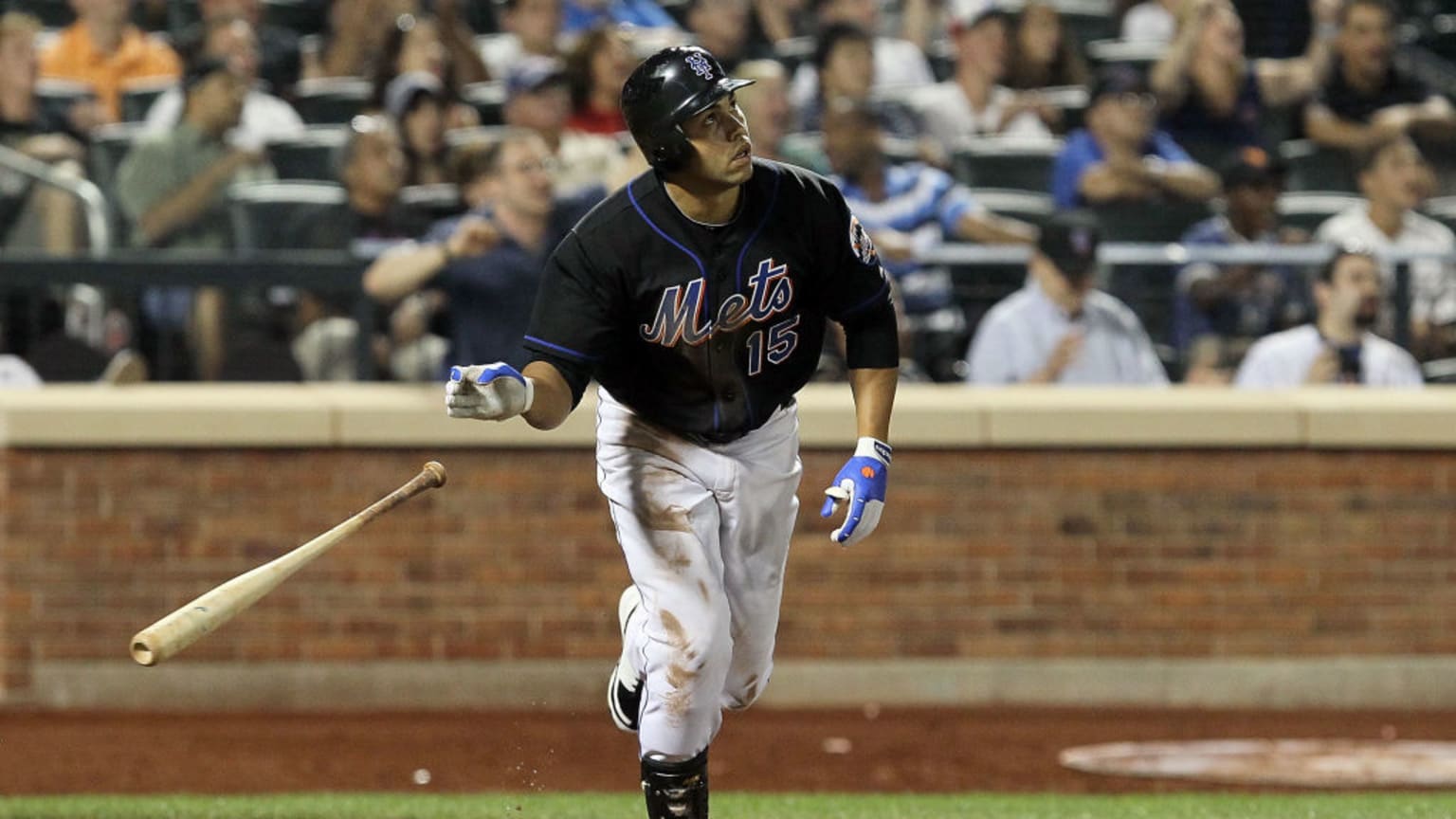 Carlos Beltrán in a Mets uniform dropping his bat and watching the flight of the ball