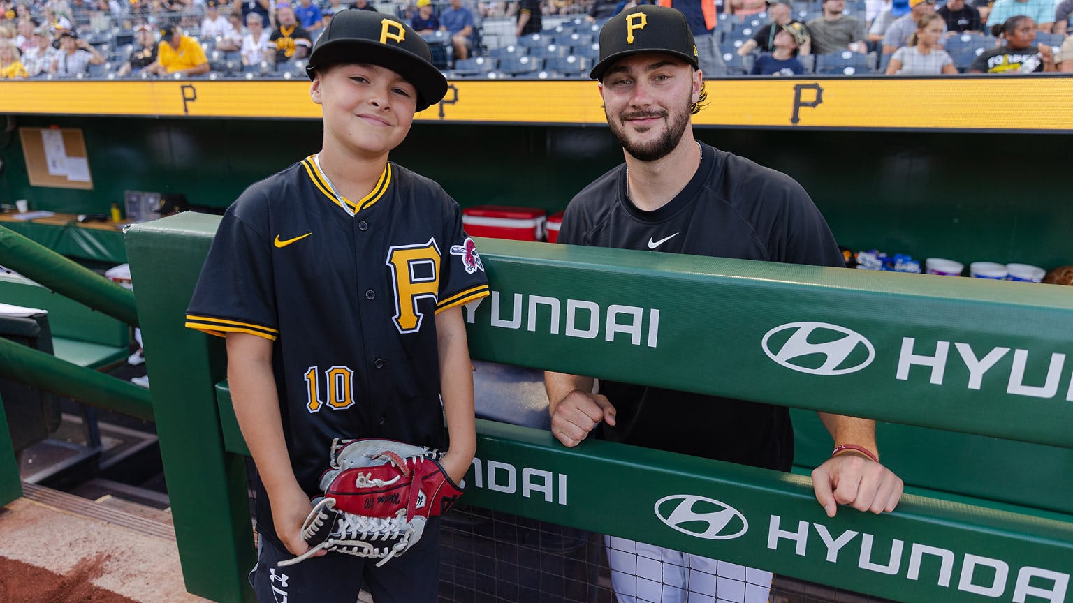 Riley Wheaton visits with Pirates pitcher Paul Skenes