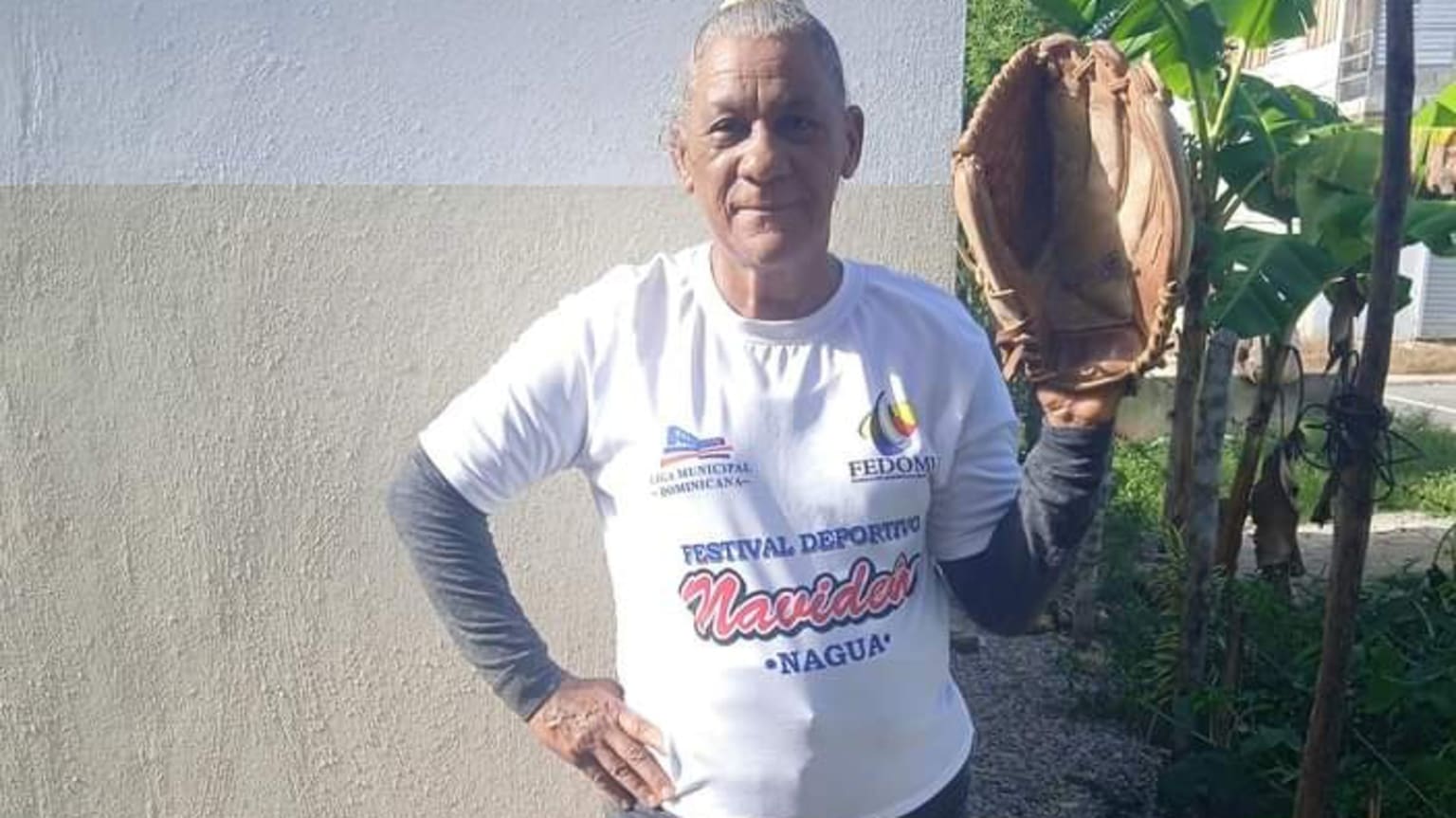 Miriam Sánchez holds up her glove