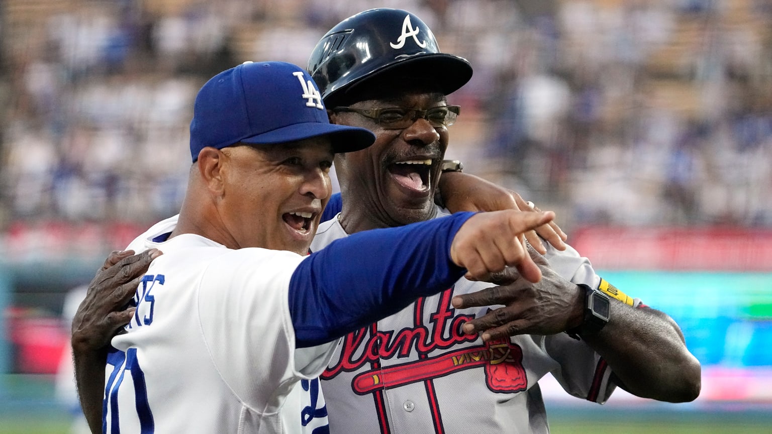 Dodgers manager Dave Roberts and Braves coach Ron Washington share a laugh