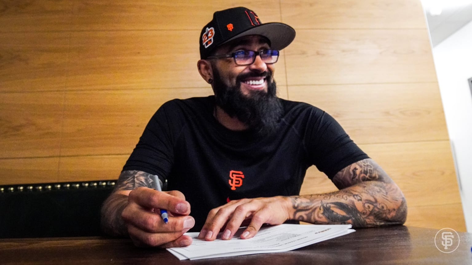 Sergio Romo signs a contract with the Giants