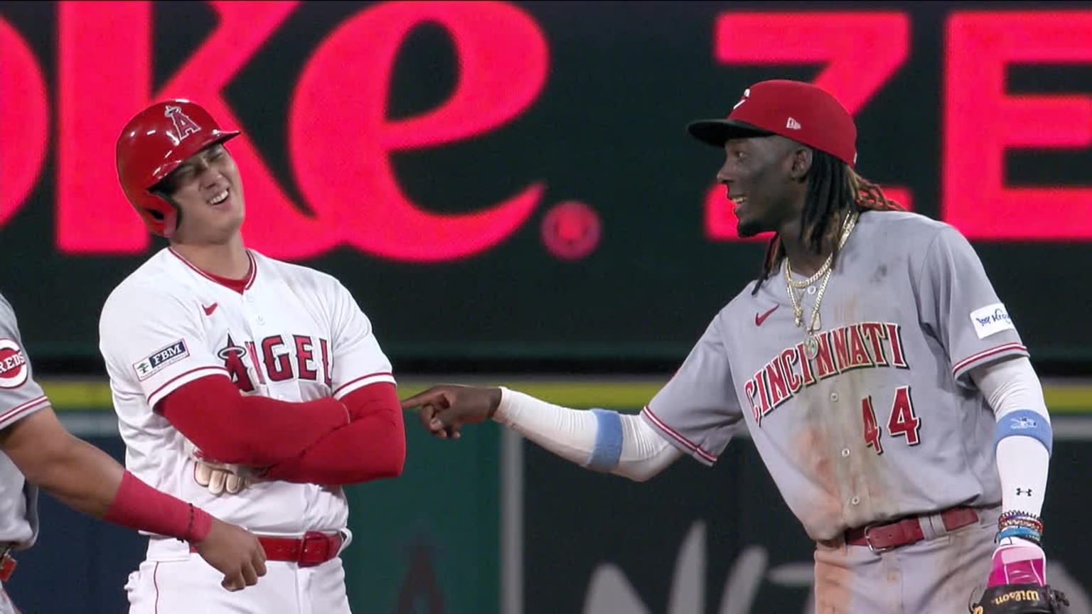 Elly De La Cruz pokes Shohei Ohtani on the field