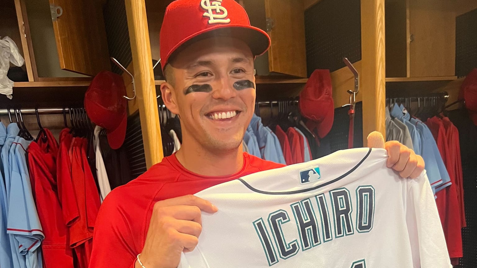 Lars Nootbaar holds up an Ichiro jersey