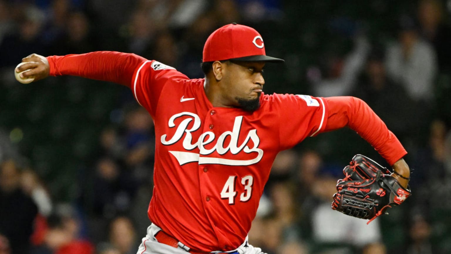 Alexis Díaz pitching