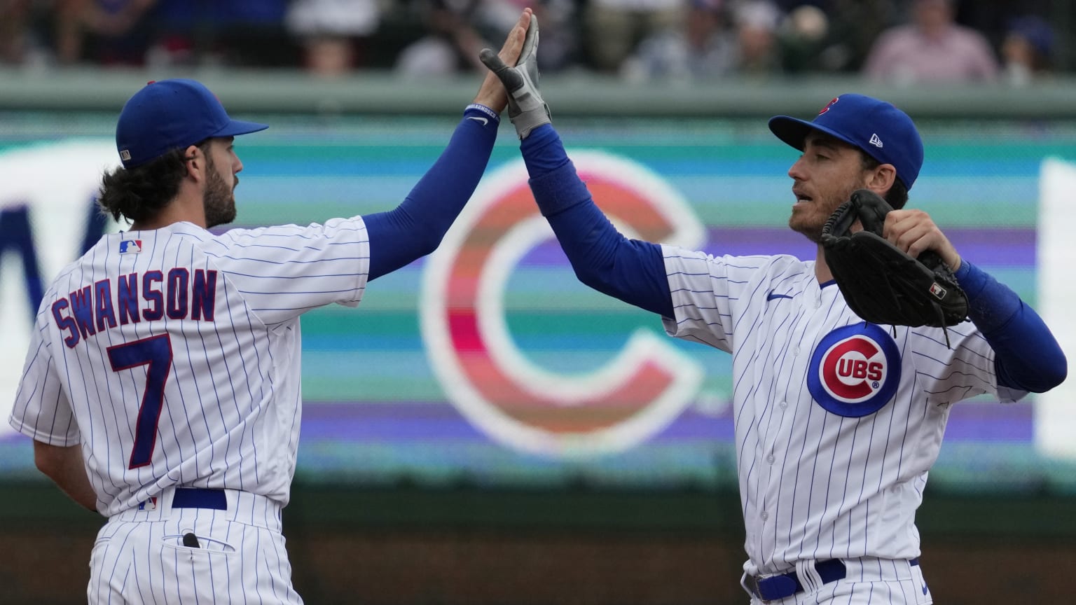 Dansby Swanson high-fives Cody Bellinger