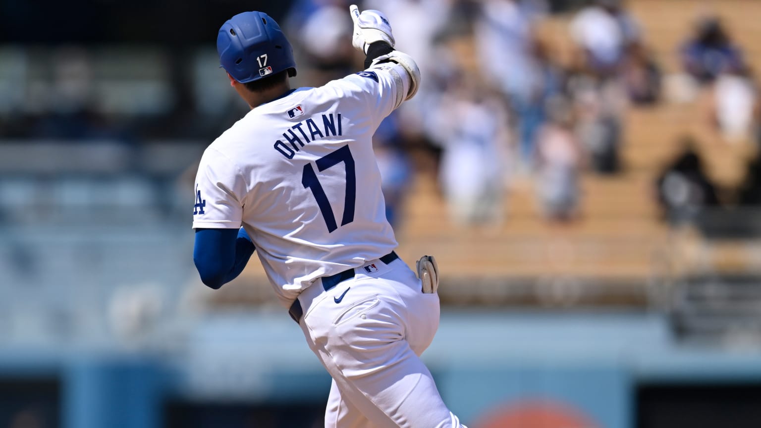 Shohei Ohtani rounds the bases