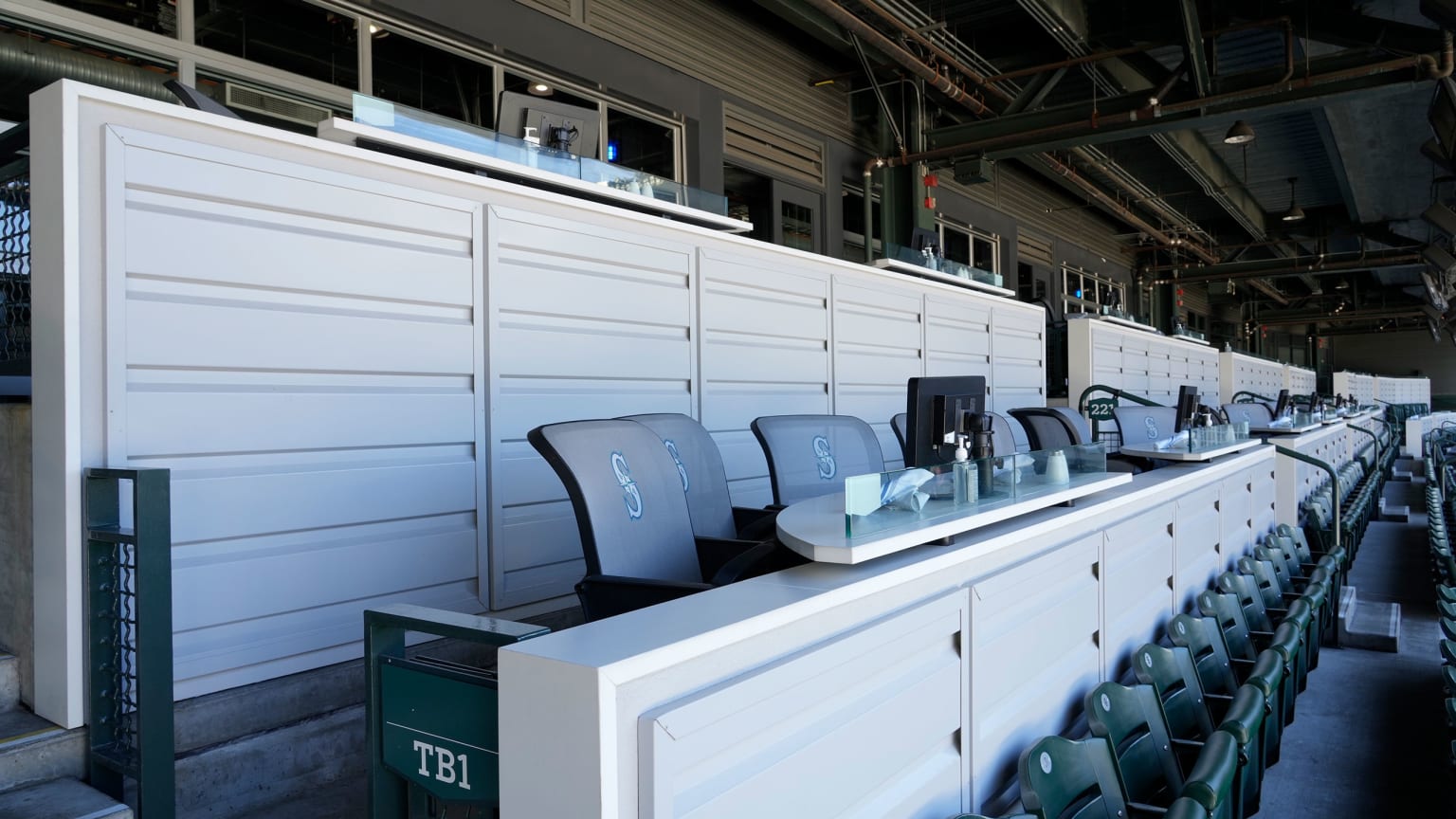 Premium Tickets - Terrace Club Loge Tables | Seattle Mariners