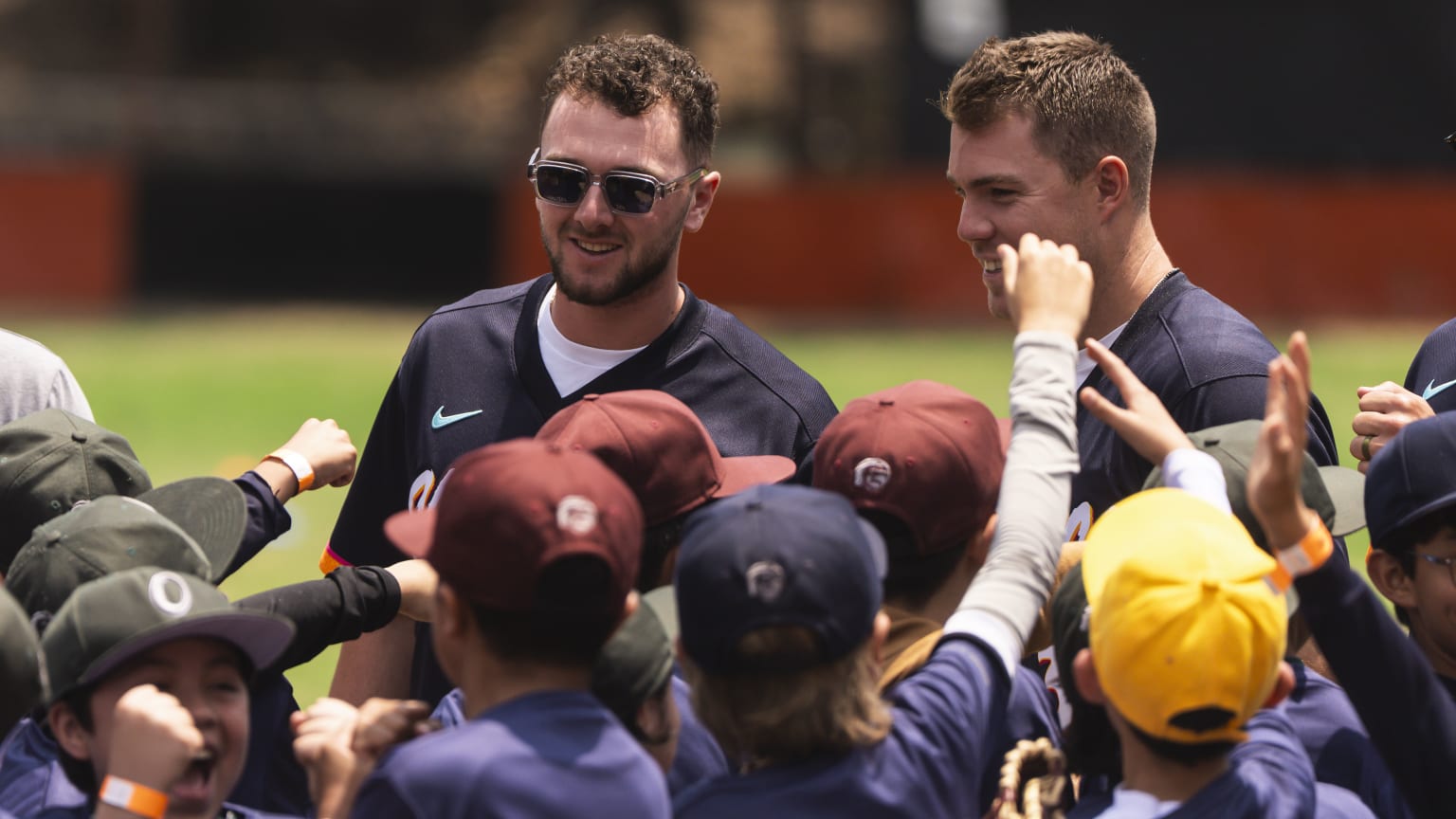 Two Padres players meet with kids in Mexico City