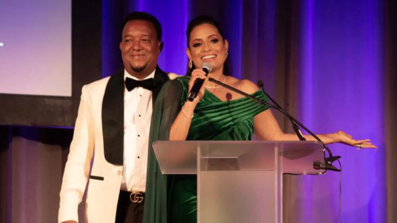 Pedro Martinez in a tuxedo alongside his wife, Carolina Cruz de Martinez