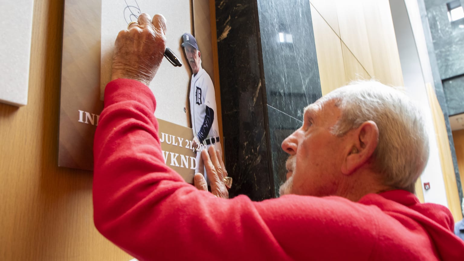 Jim Leyland signs the spot where his plaque will hang in the Hall of Fame