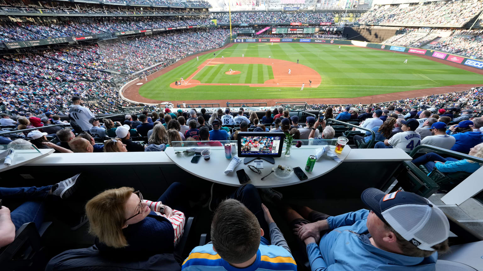 Premium Tickets - Terrace Club Loge Tables | Seattle Mariners