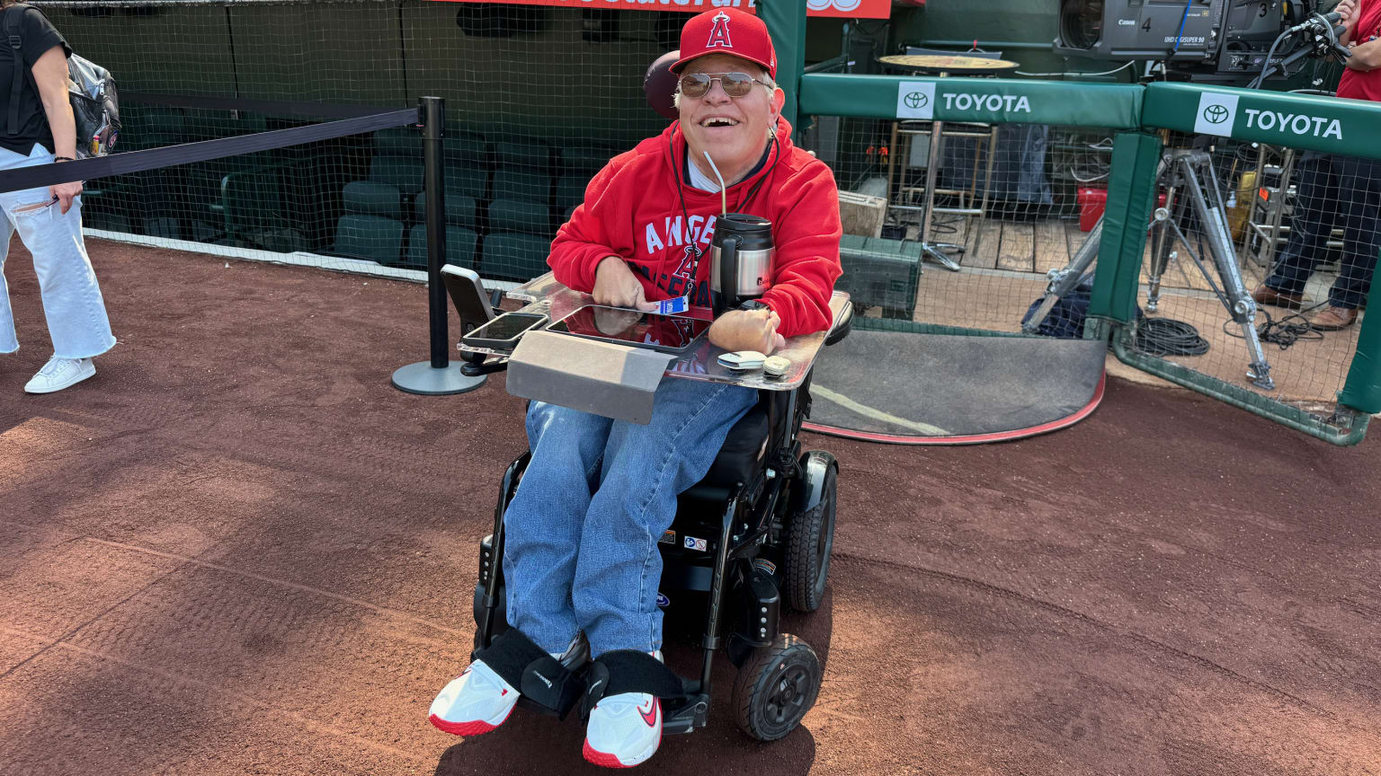 Reporter Kurt Loe, on the field at Angel Stadium 