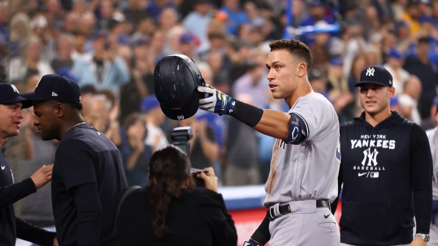 Aaron Judge tipping his helmet