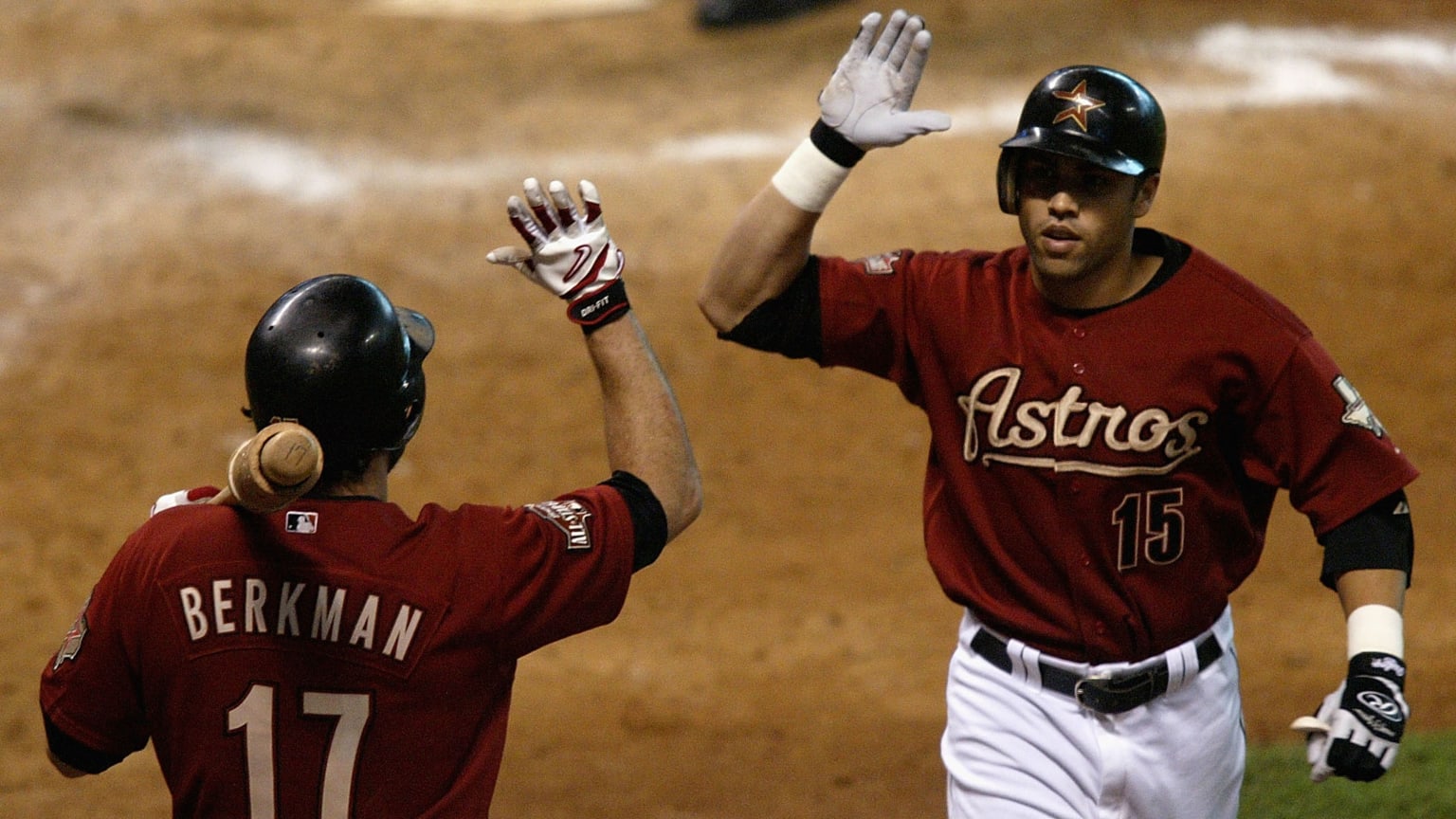 Lance Berkman and Carlos Beltran prepare to give each other a high-five