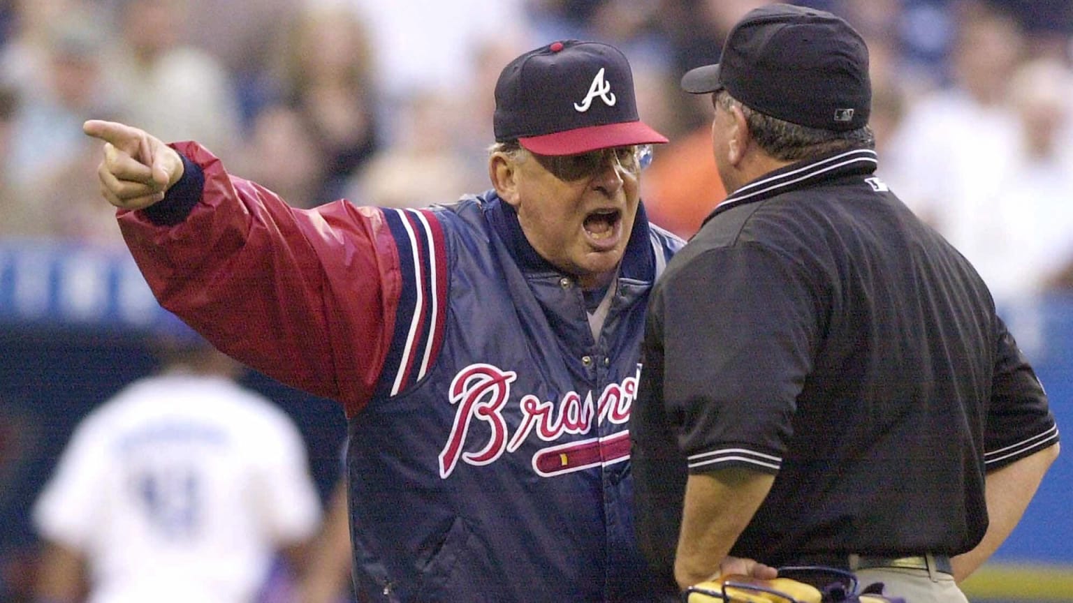 Bobby Cox argues with an umpire