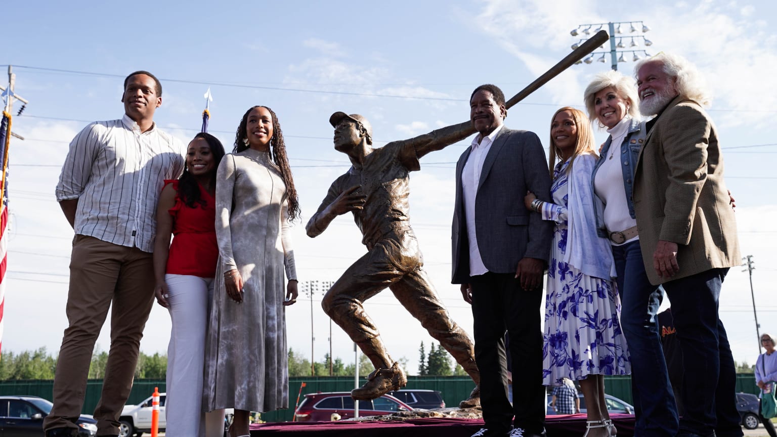 Dave Winfield with a statue of himself