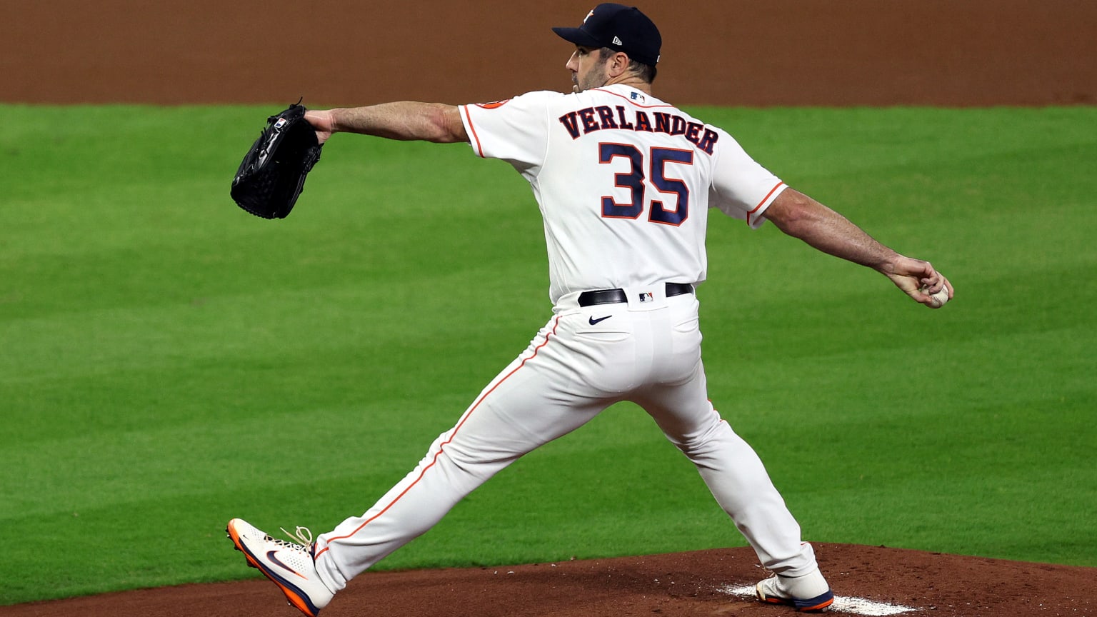 Justin Verlander delivers a pitch