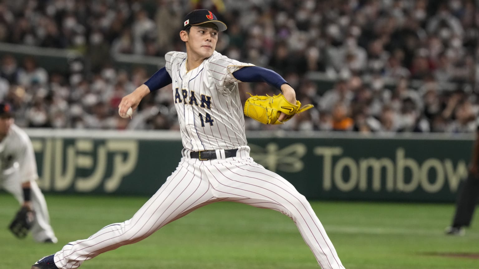 Roki Sasaki throws a pitch