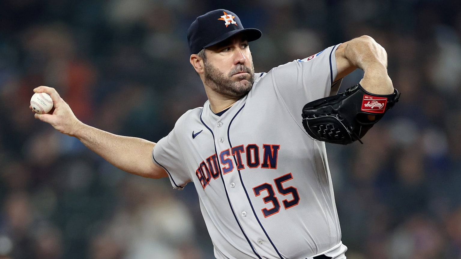 Justin Verlander delivers a pitch