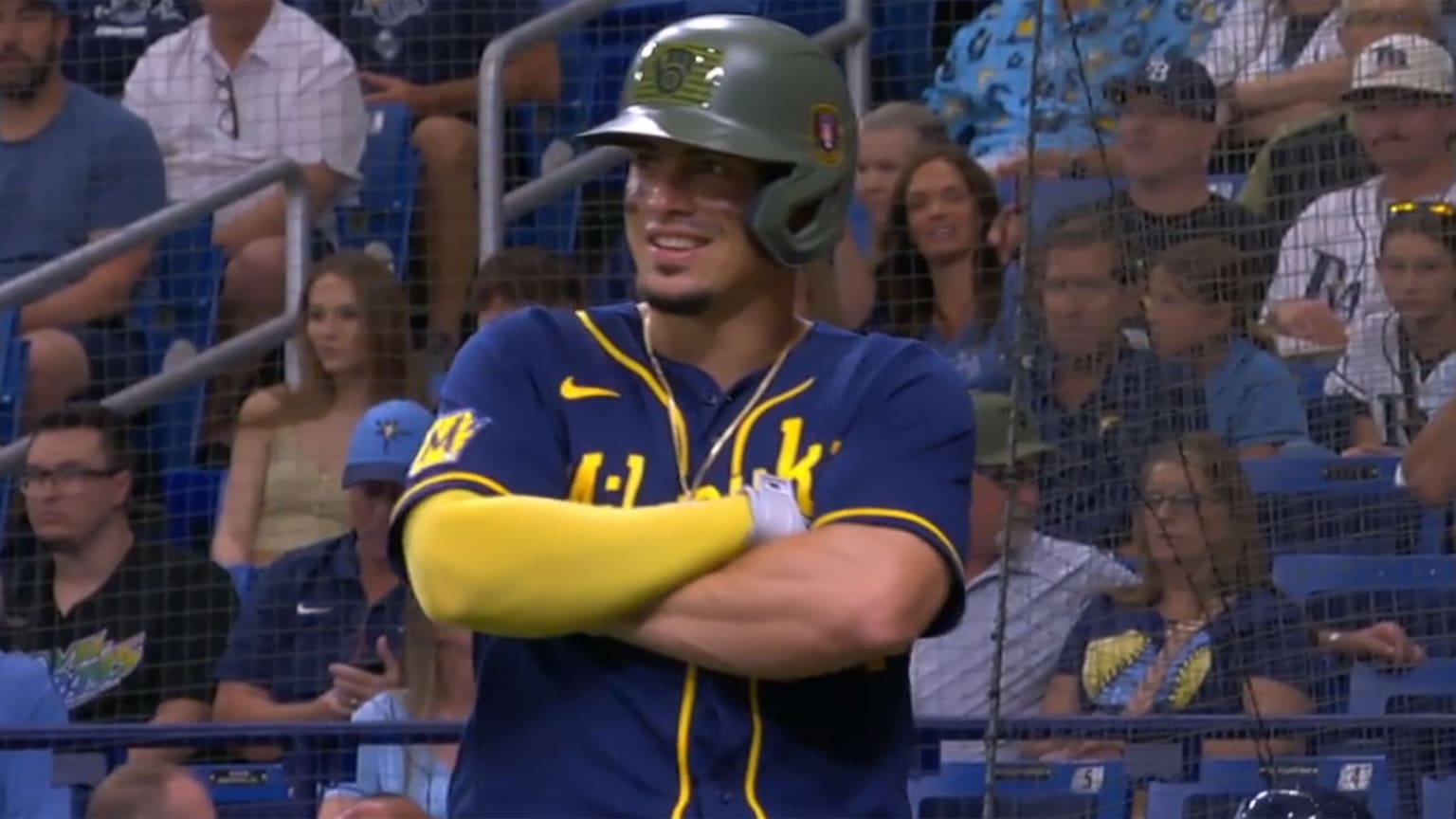 Willy Adames imitates Randy Arozarena by crossing his arms