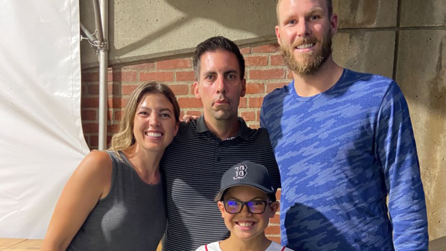 Red Sox pitcher Chris Sale poses with Chris Snow and his wife Kelsie and son Cohen