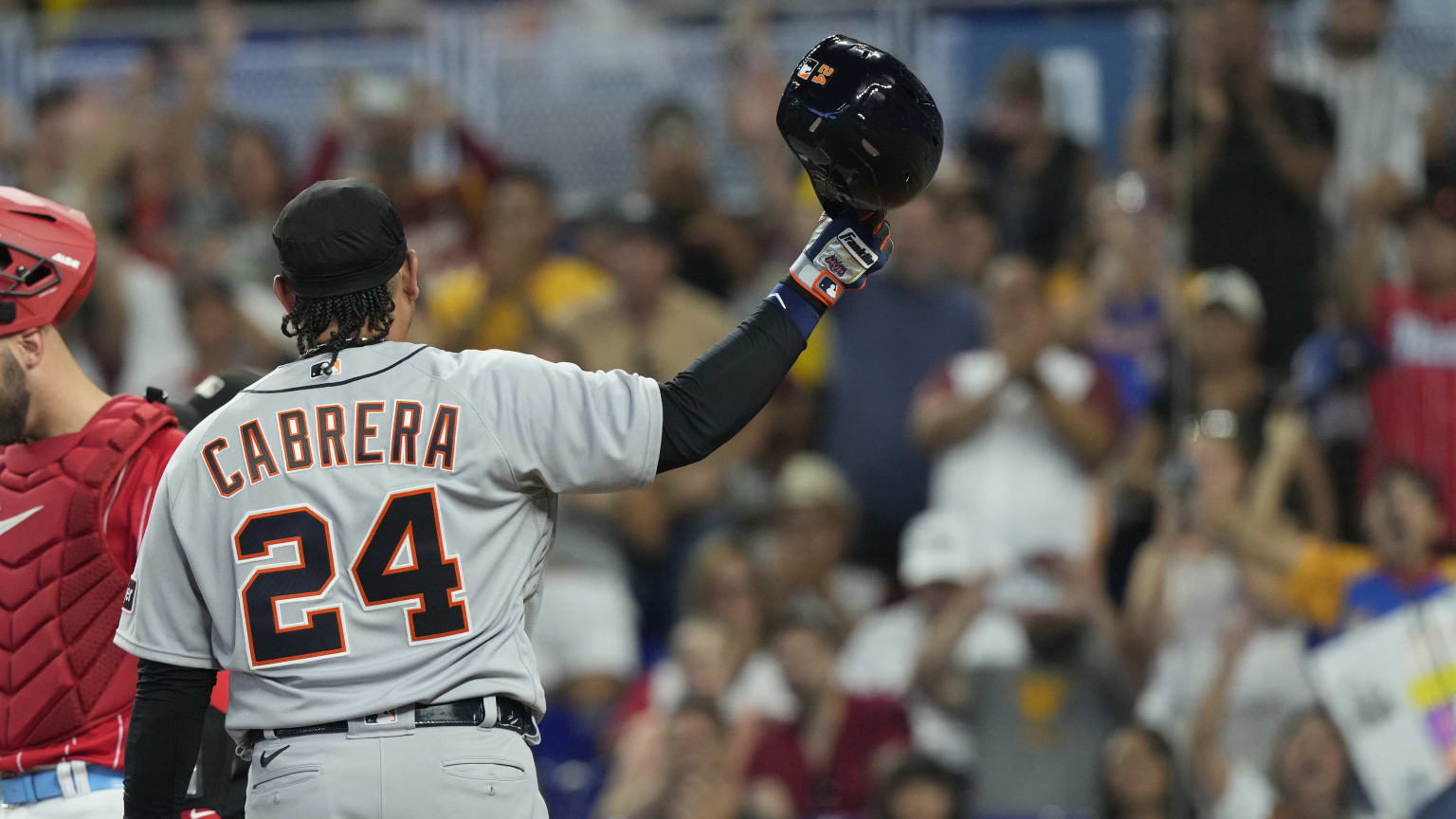 Miguel Cabrera tips his helmet to the crowd