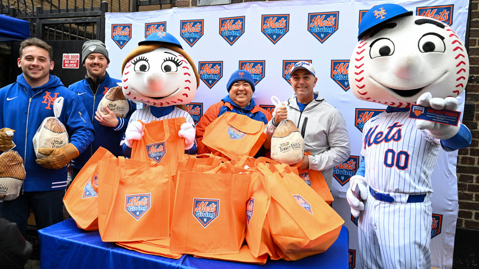 Mr. Met and the Mets distribute Thanksgiving meals