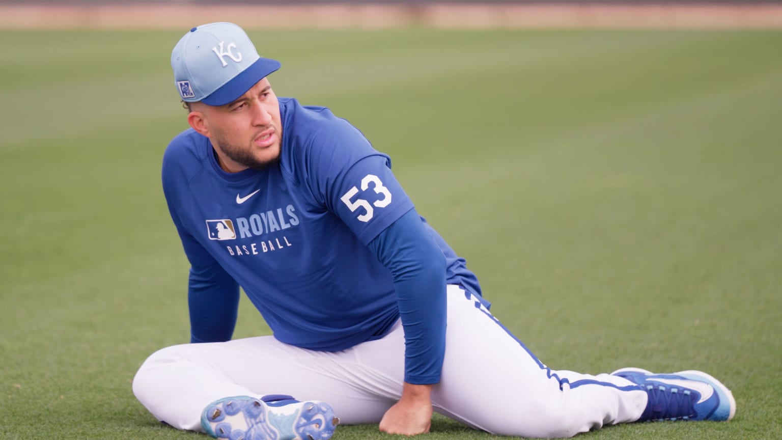 Carlos Estévez stretches at Spring Training