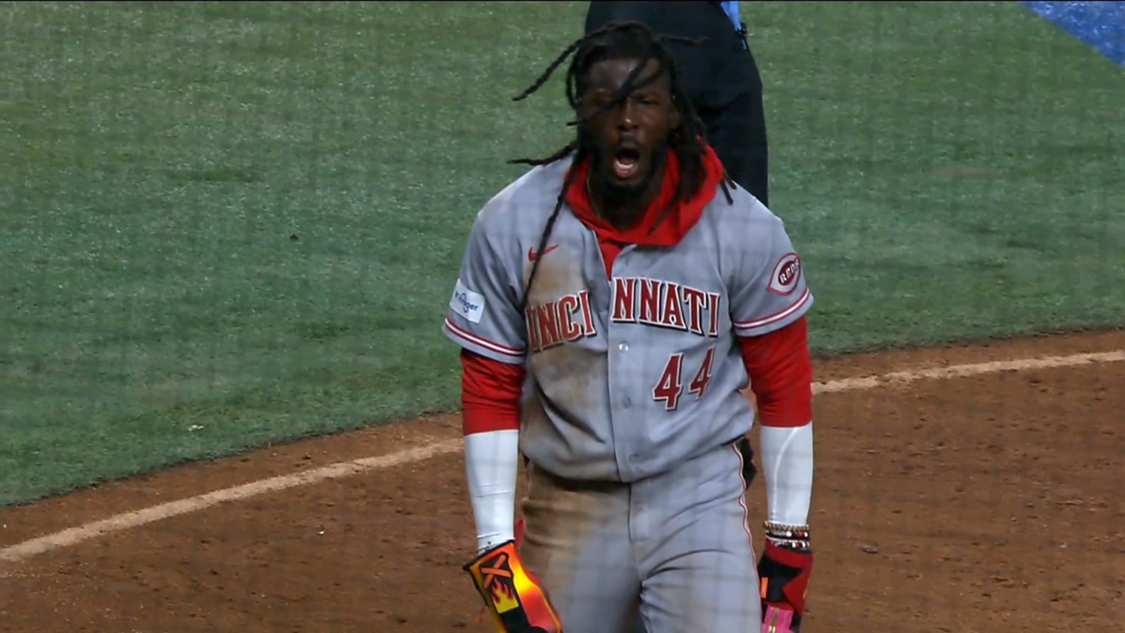 Elly De La Cruz scores on wild pitch