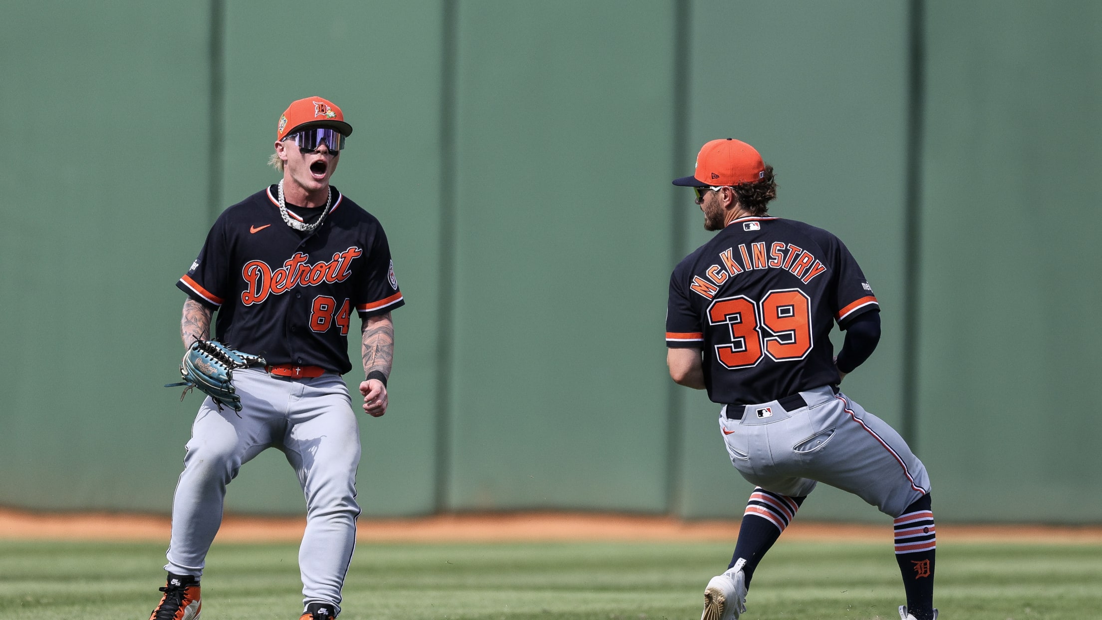 Zach McKinstry spins an impressive double play