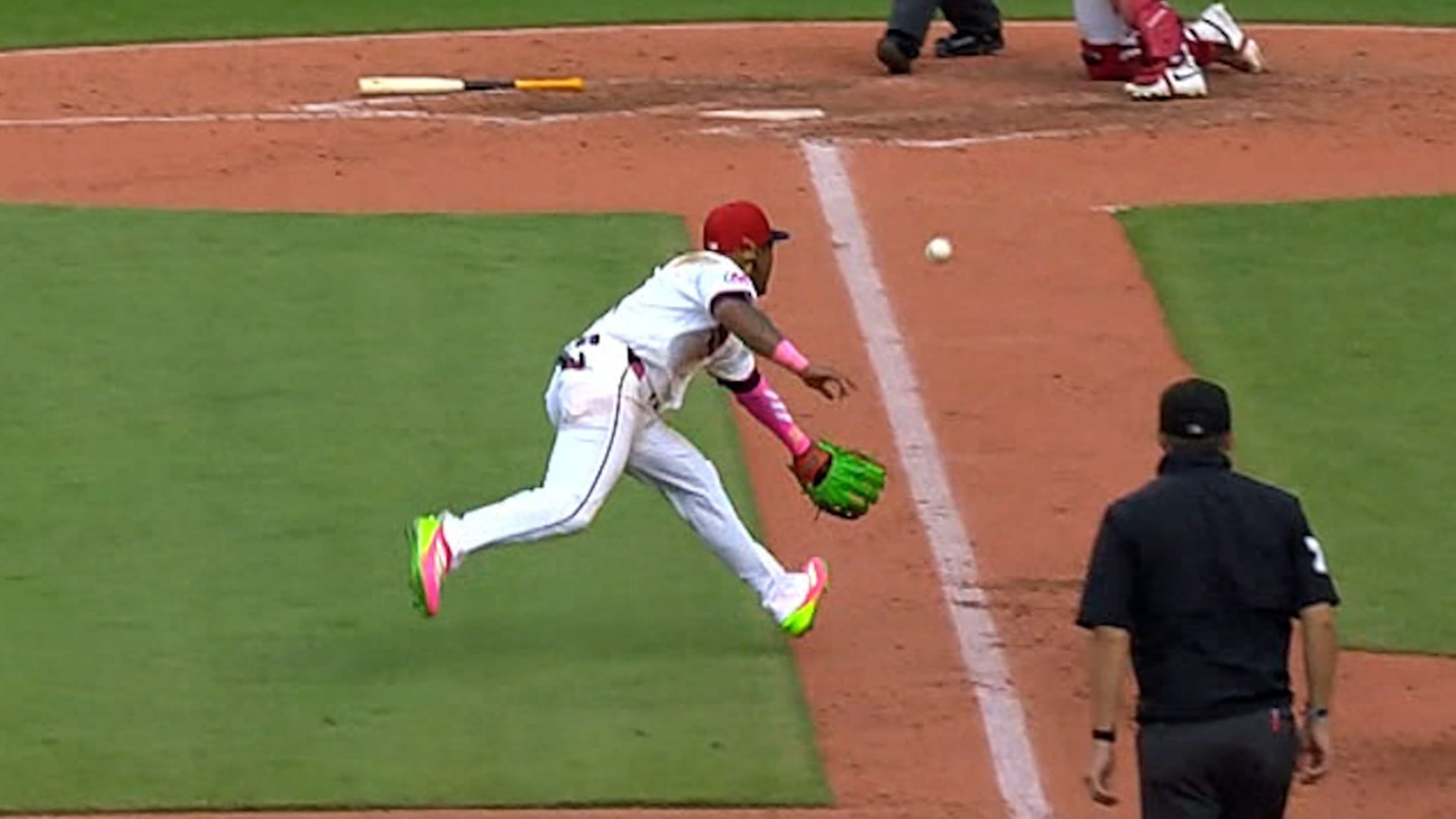 José Ramírez's amazing catch in foul territory