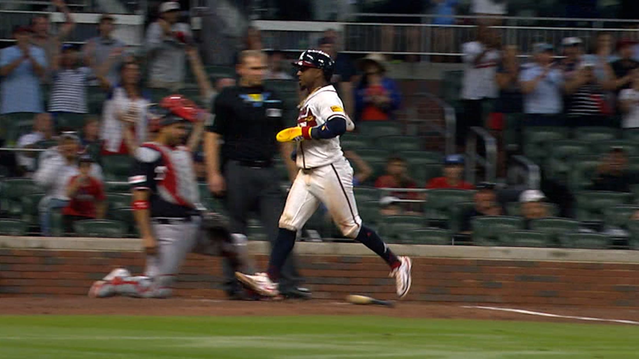 Ozzie Albies scores on infield error
