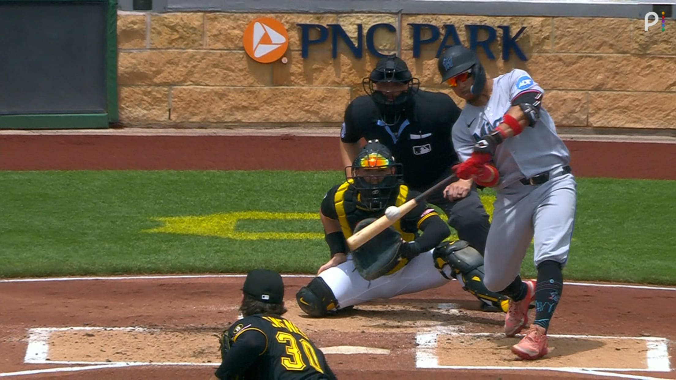 Heriberto Hernández's solo home run (6)
