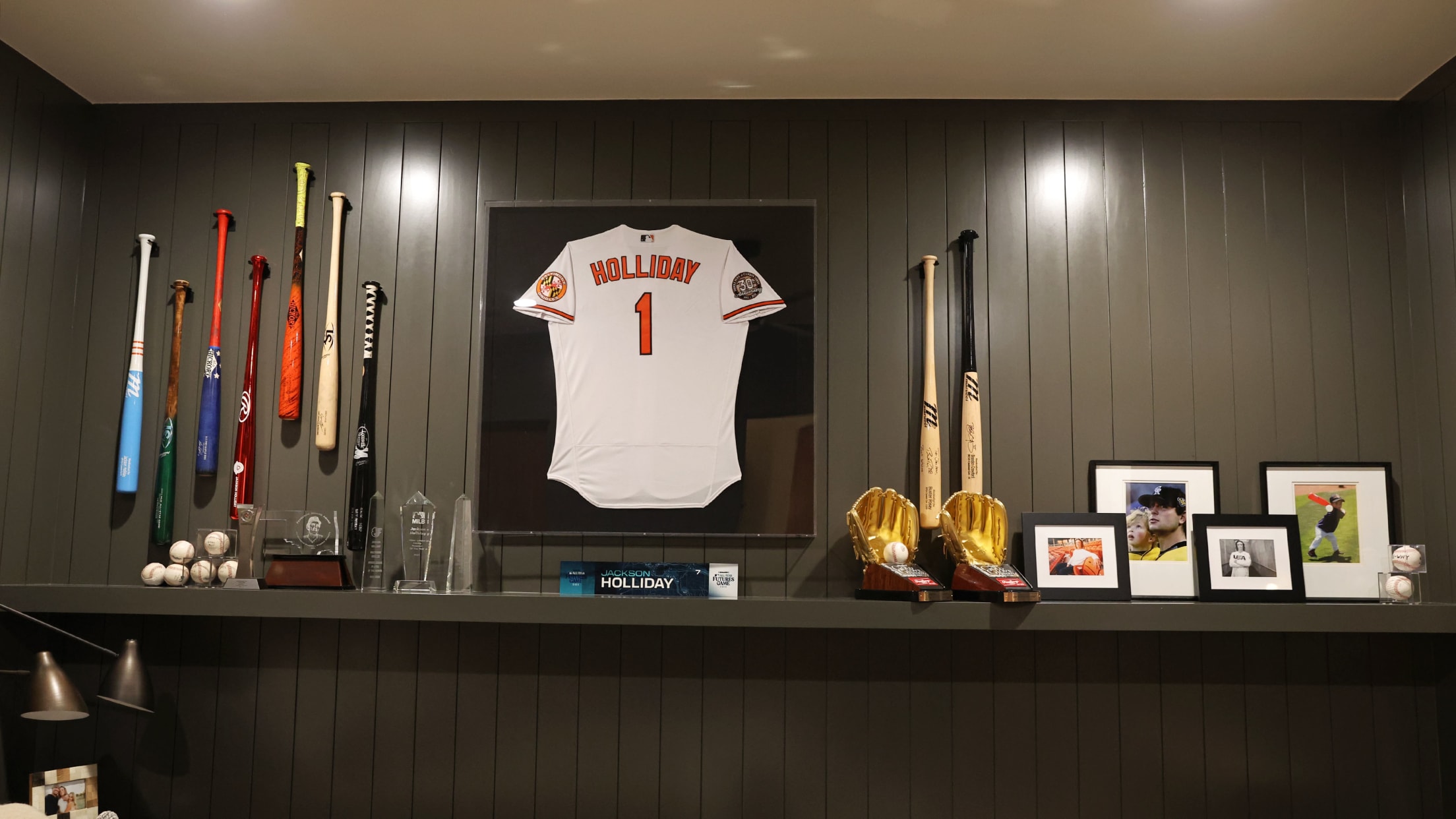 BAL-BI-021025-Holliday-Feature-023