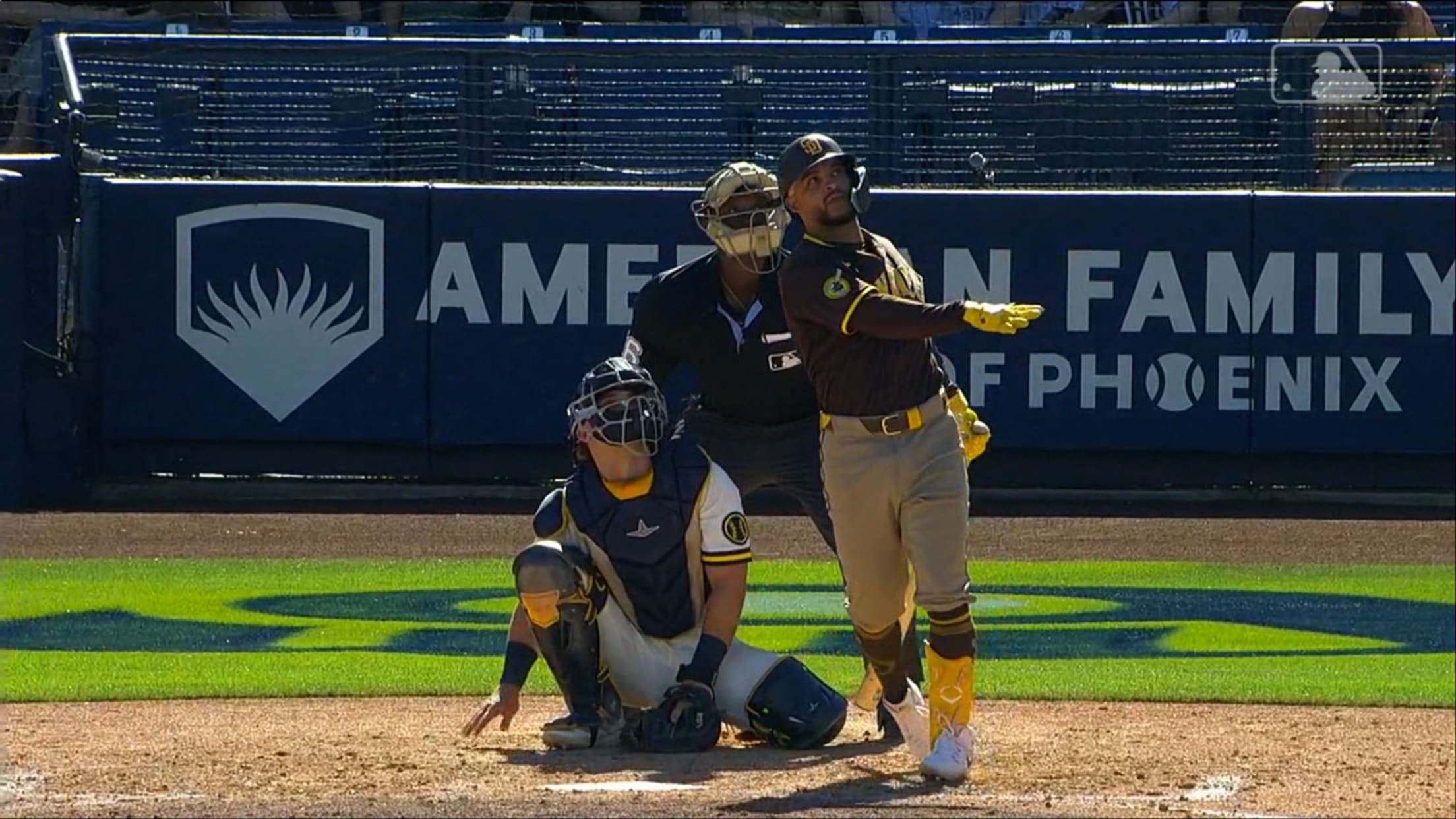 Francisco Acuña desaparece la pelota con jonrón