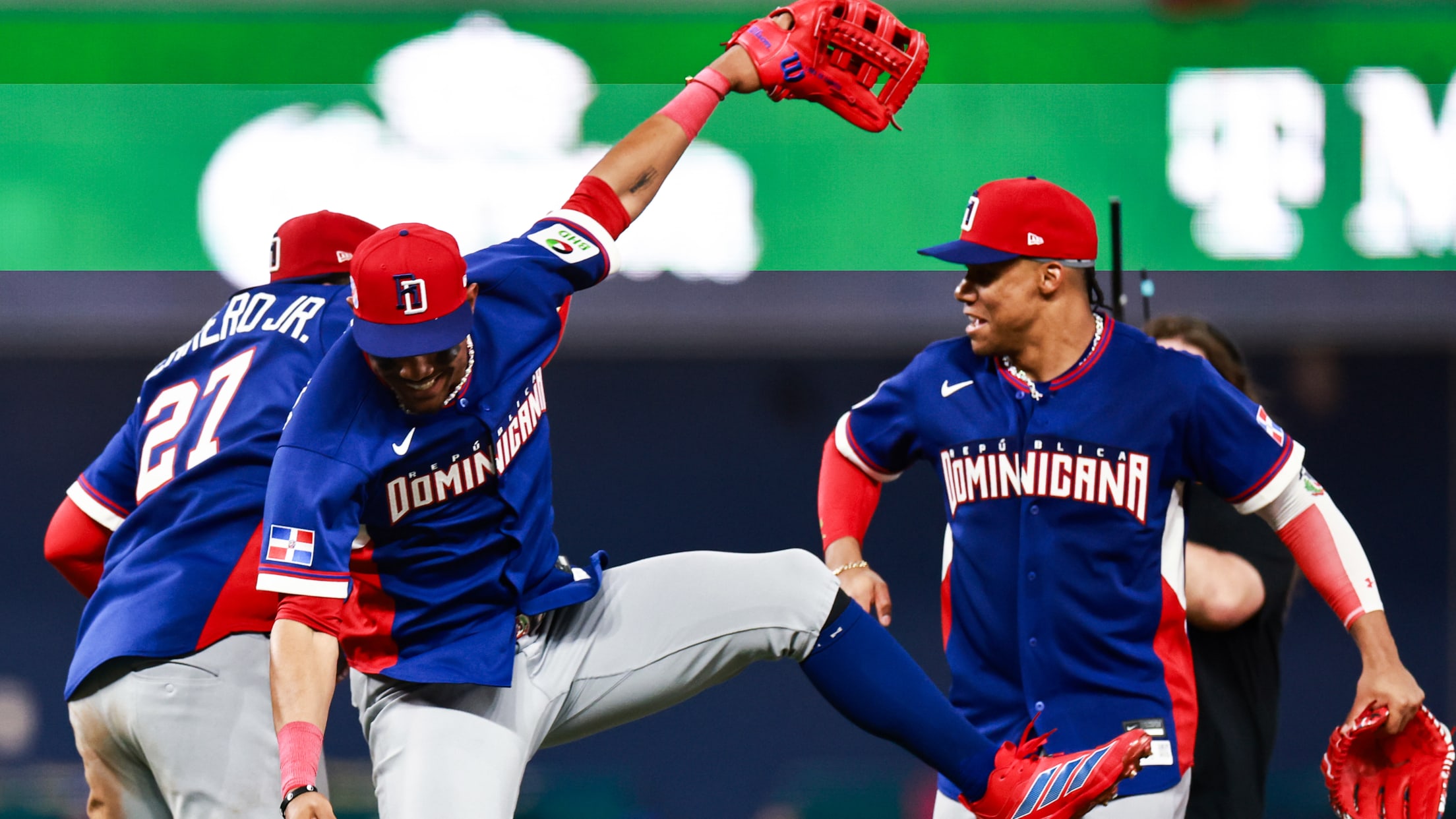 Elvis Alvarado seals the win with a double play