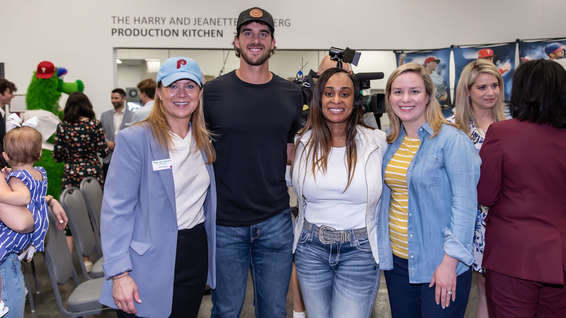 20250501_Phans_Feeding_Families-21