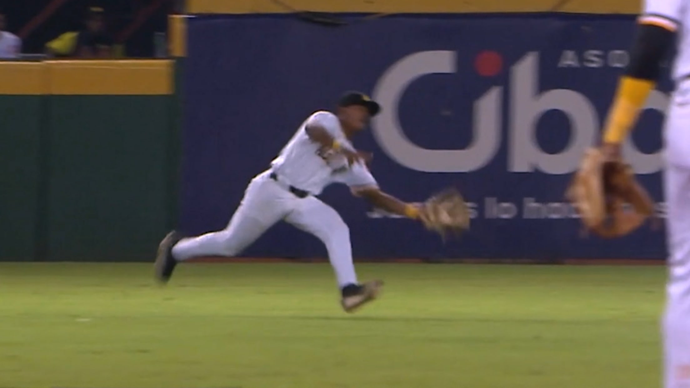 Fernando Peguero atrapa en plena carrera