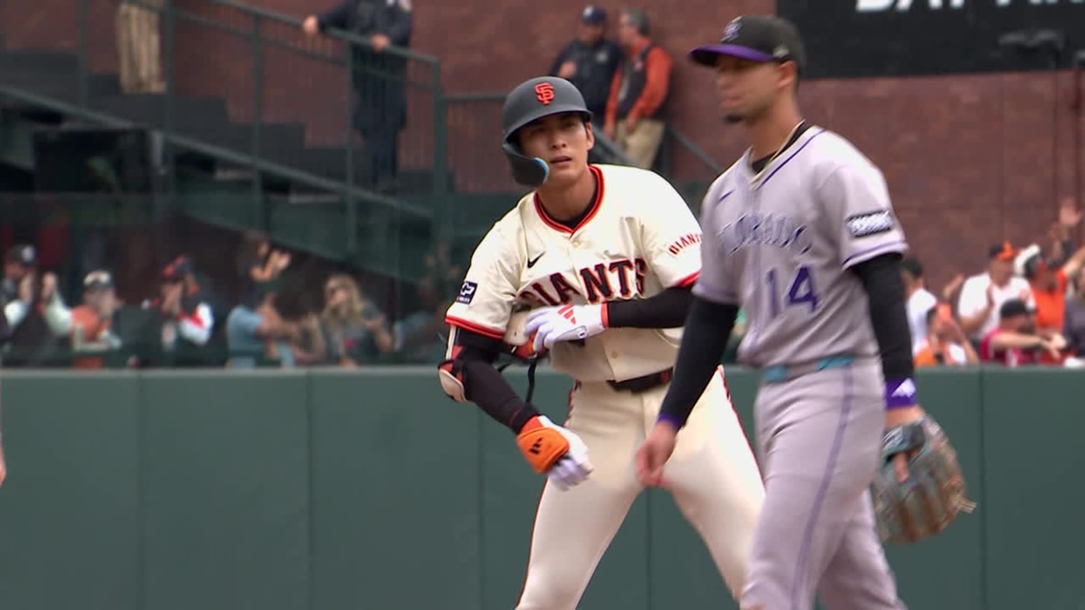 Jung Hoo Lee pega 3 hits cerrando la temporada