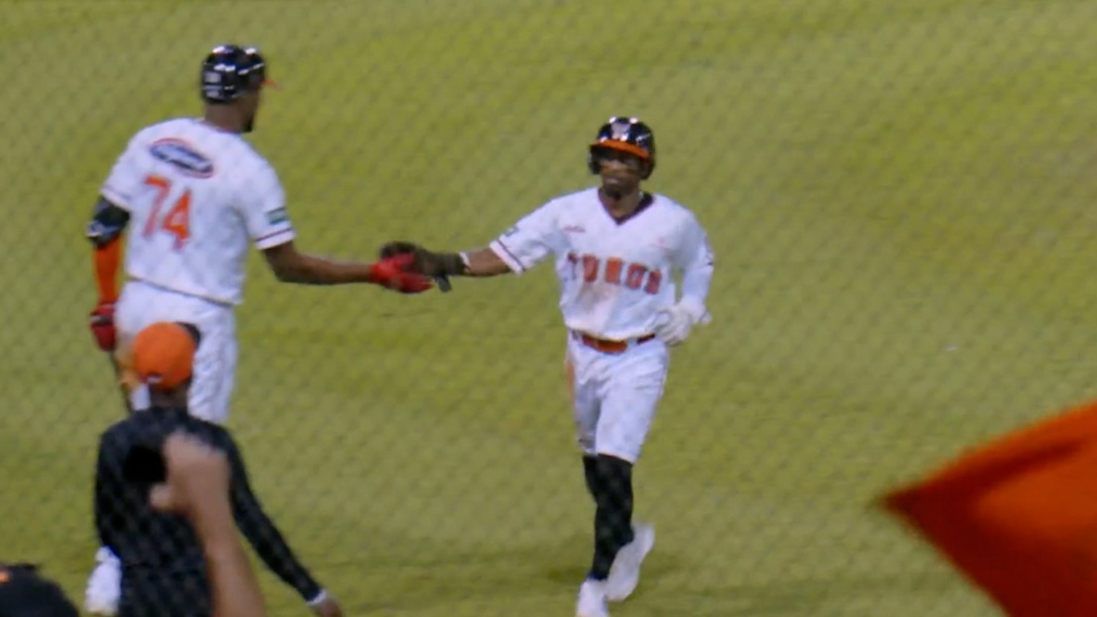 Bryan De La Cruz pega sencillo productor