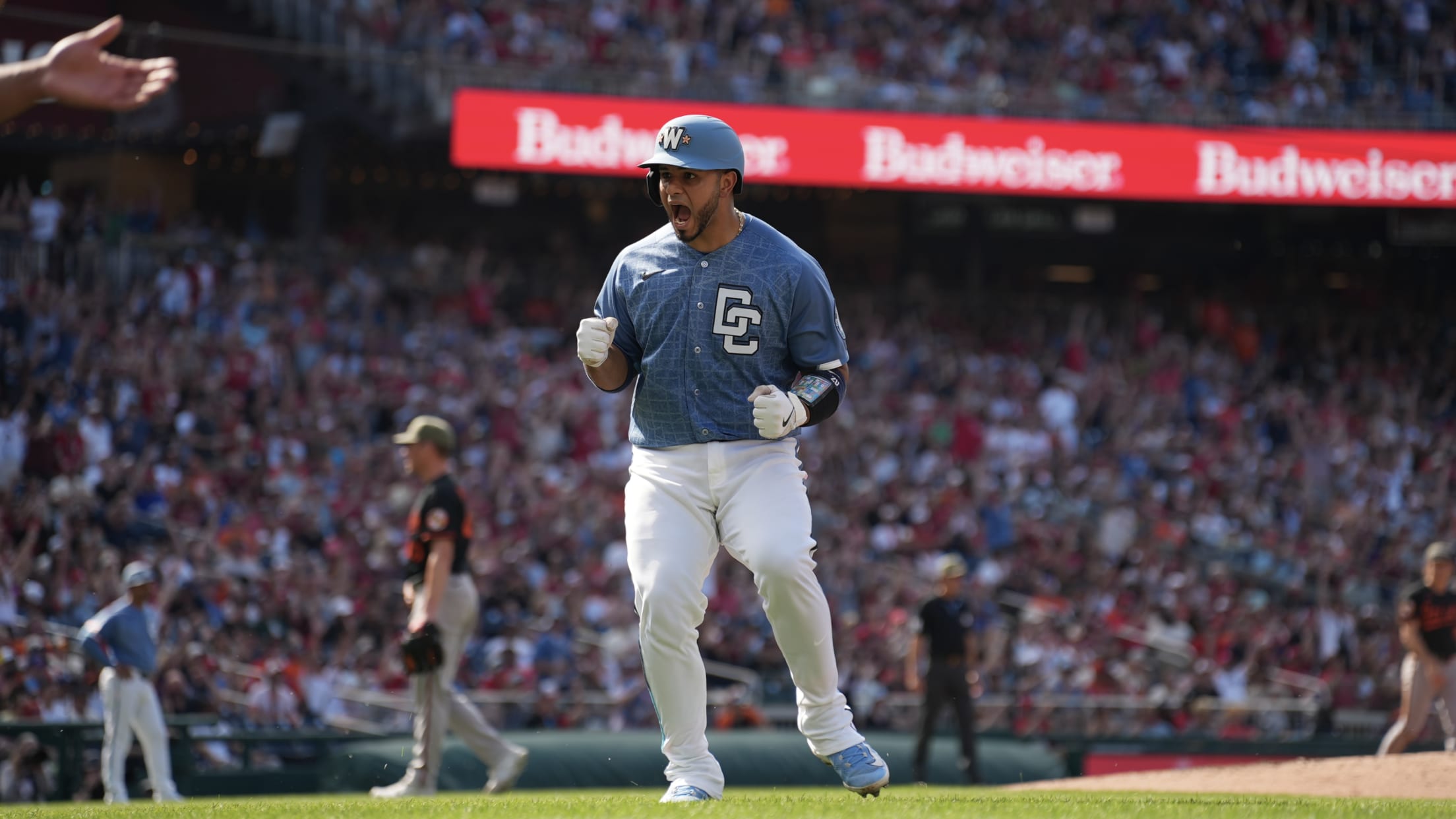 Keibert Ruiz's three-run homer (4)