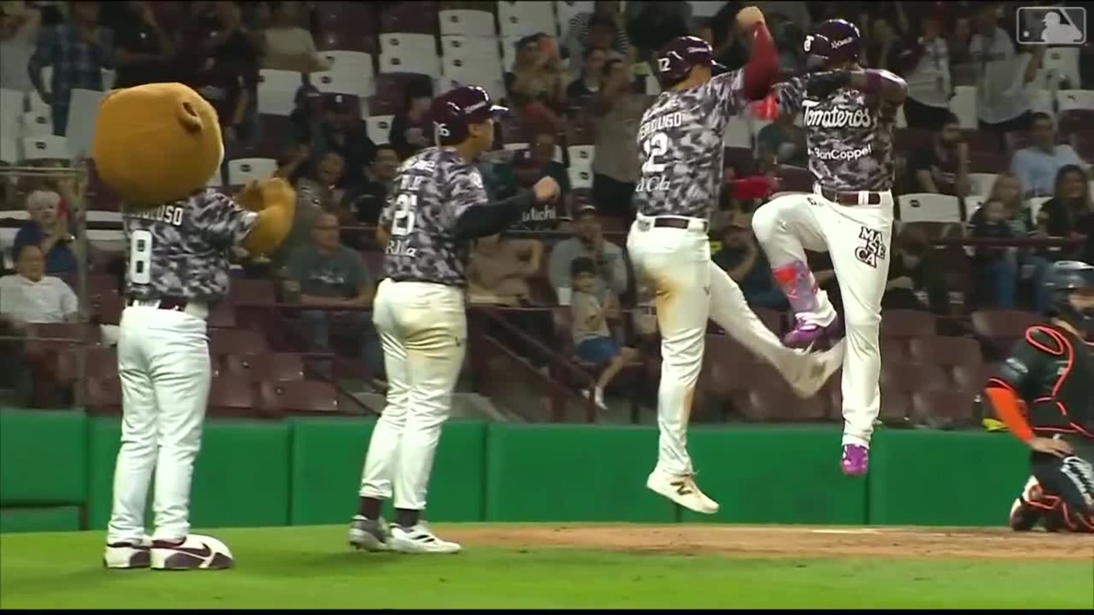 J.P. Martínez empuja 3 con jonrón