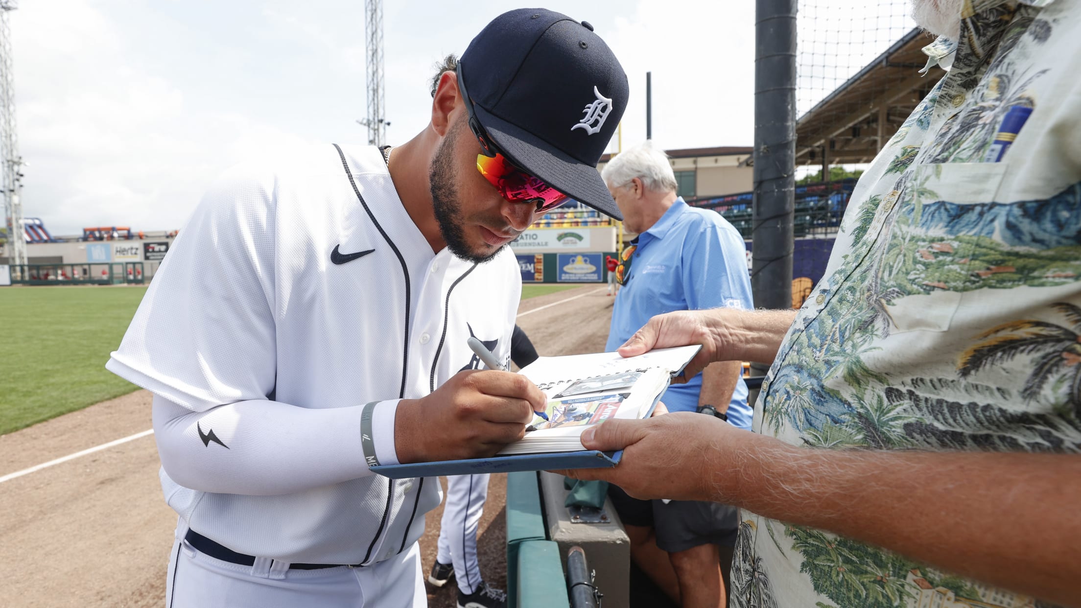 Tigers prospect Roberto Campos signs for fans in Spring Training