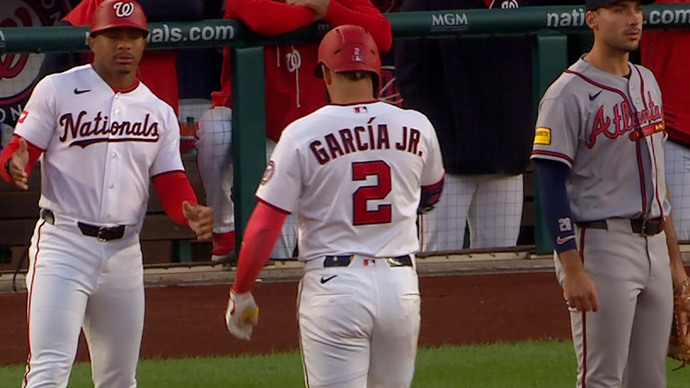 Luis García Jr. earns four hits against the Braves